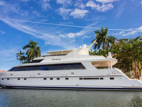 Yacht Hargrave 100 available for charter in New York City